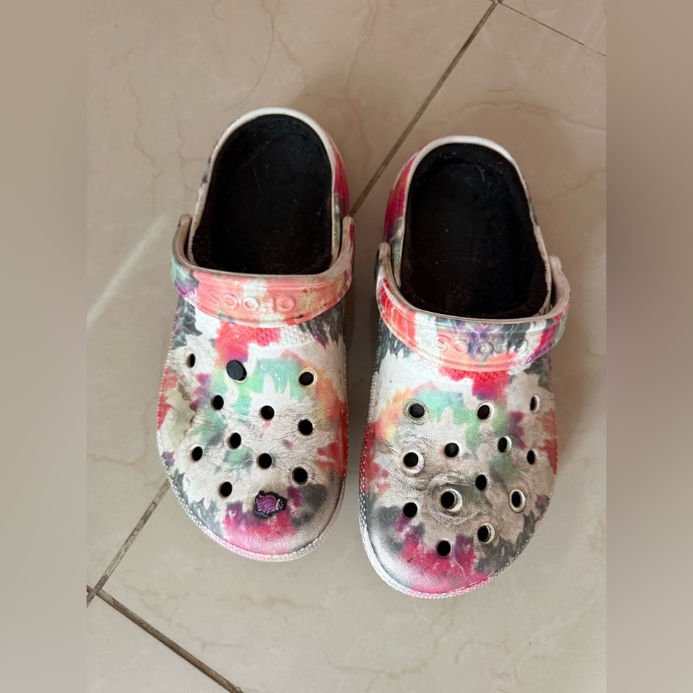 Well Worn Womens Tie Dye Fuzzy Crocs W8